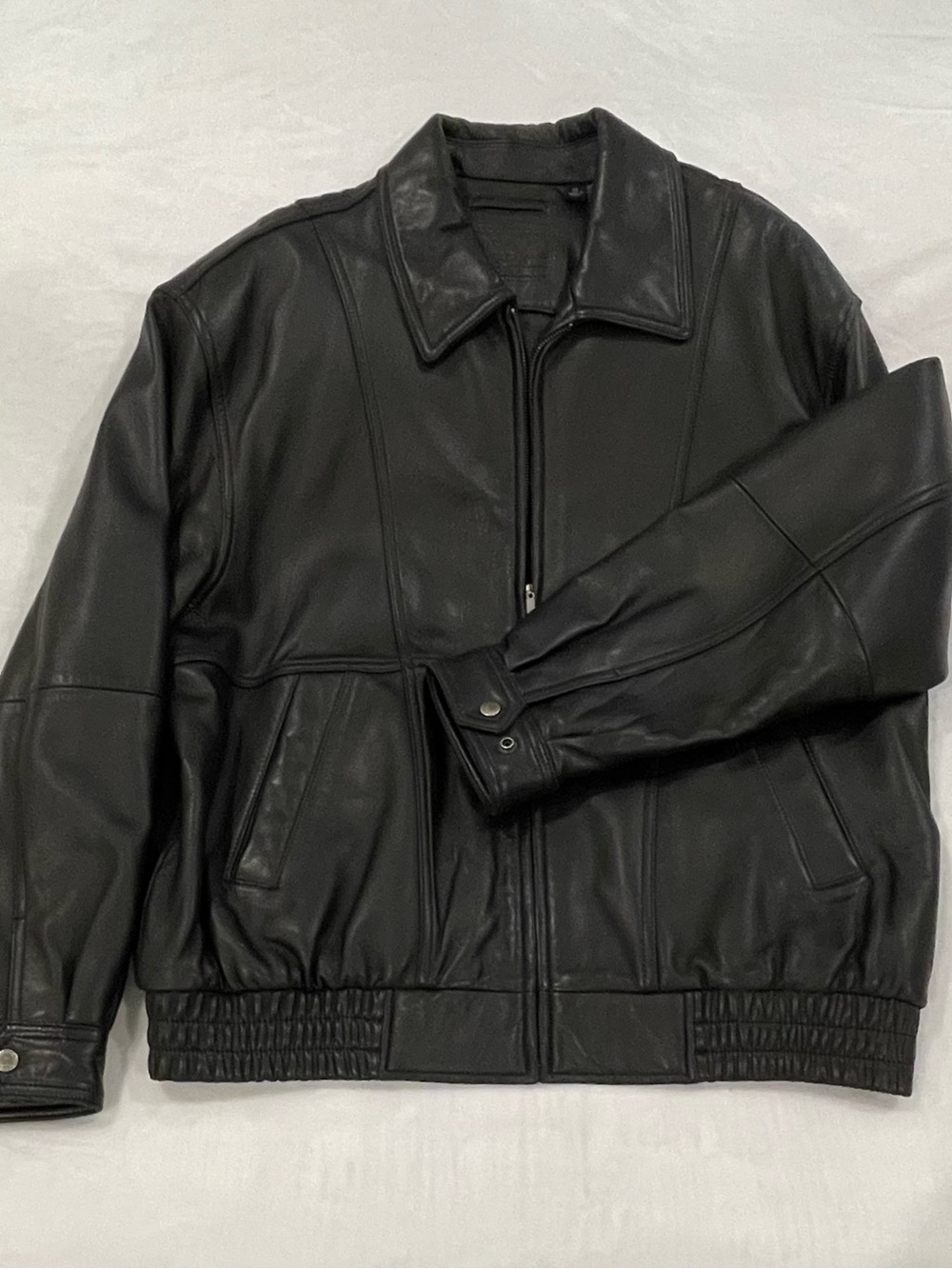 Roundtree & Yorke Black Leather Bomber Jacket with Snap Cuffs